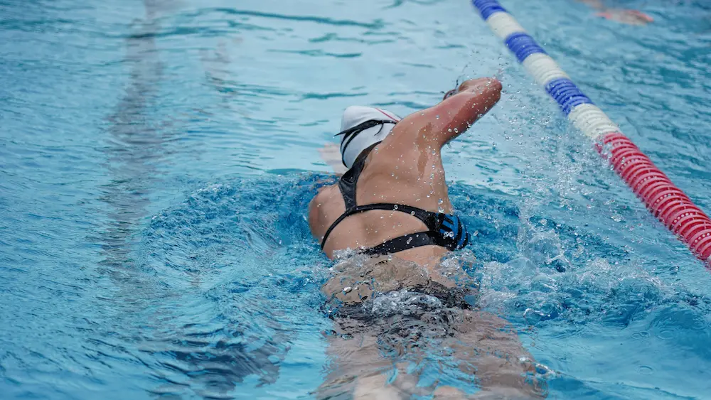 Underwater view of a swimmer setting the forearm at the catch in front crawl